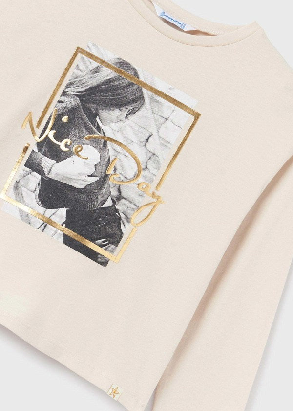 Playera estampada Better Cotton chica Ref. 13-07045-062 Garbanzo