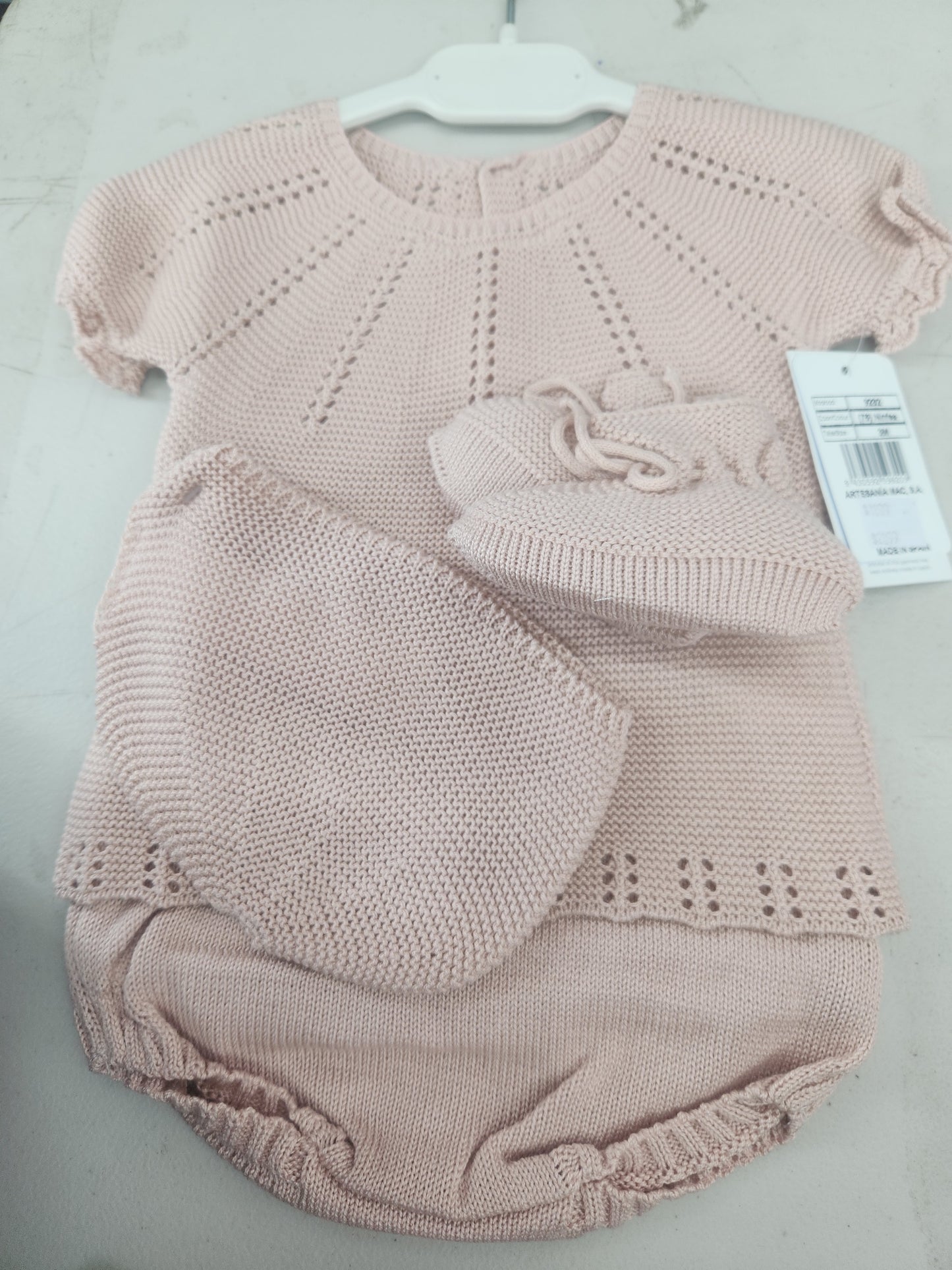 9232 Conjunto de punto 4pzas ( blusa, braguita, capota y patucos) Macilusion