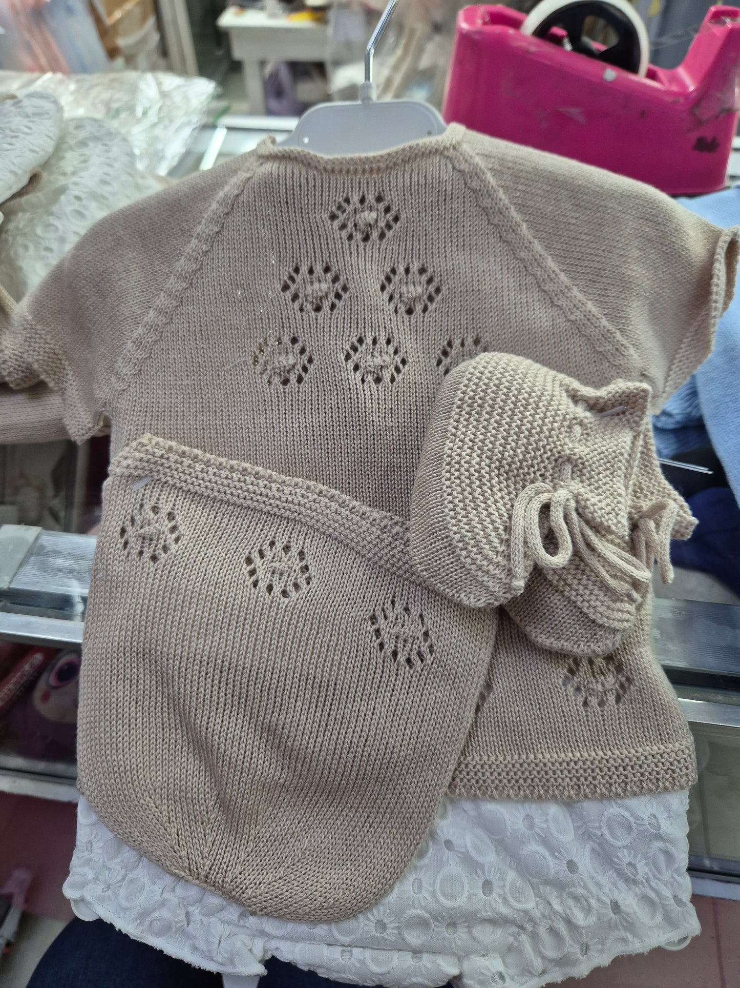 9235 Conjunto punto 4pzas (blusa,braguita,patudos y capota) Macilusion