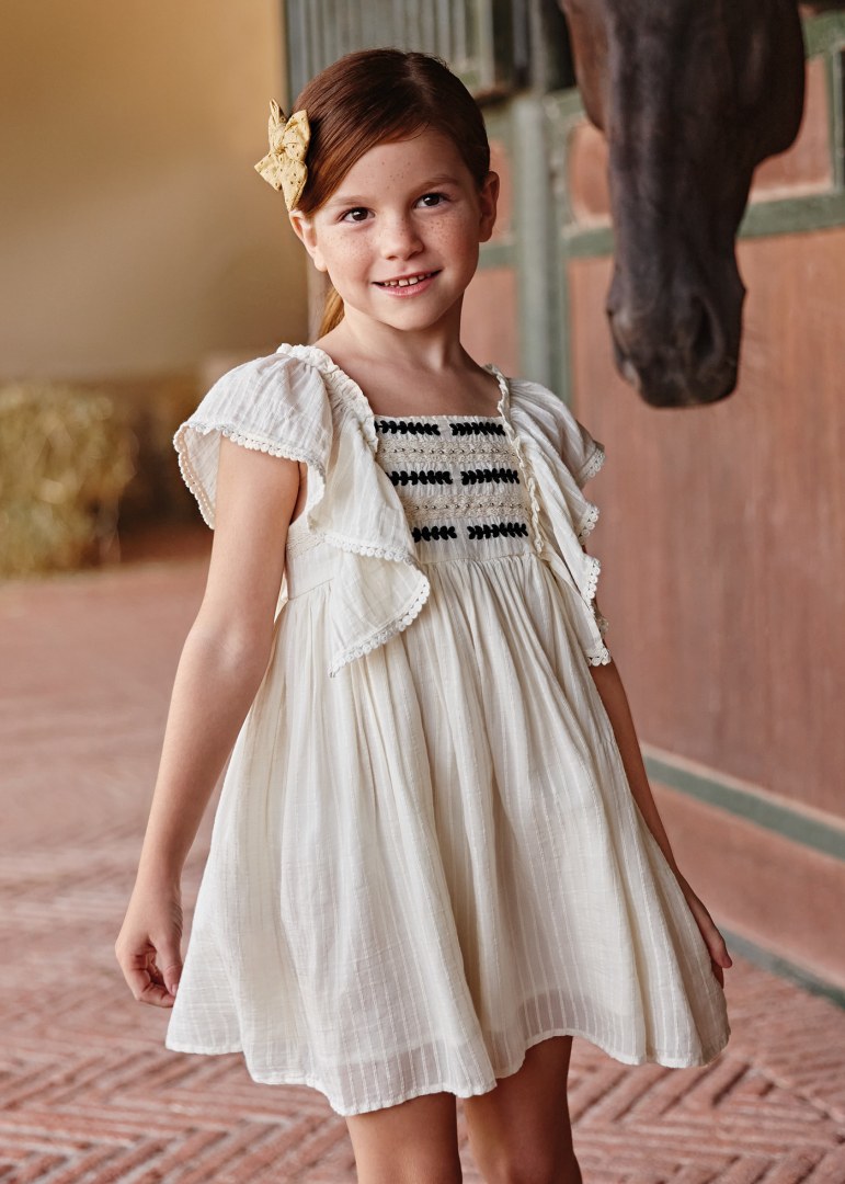 Vestido con holanes y motivos bordados para niña Art. 23-03926-094 Crema