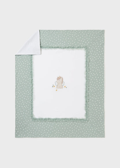 Cobijita con motivo bordado de algodón sostenible para bebé MAYORAL Ref. 23/9250/64 Aqua