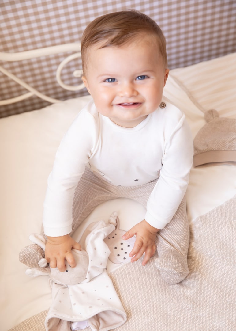 Manta con motivo bordado de algodón sostenible para bebé MAYORAL Ref. 23/9246/80 Beige